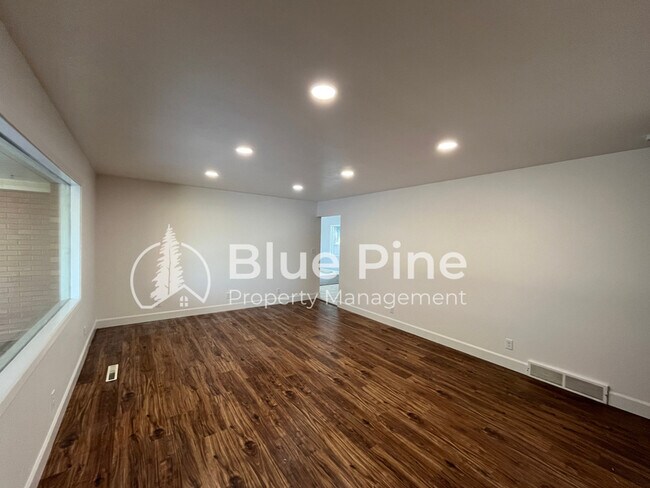 Building Photo - 315 Evans Ave