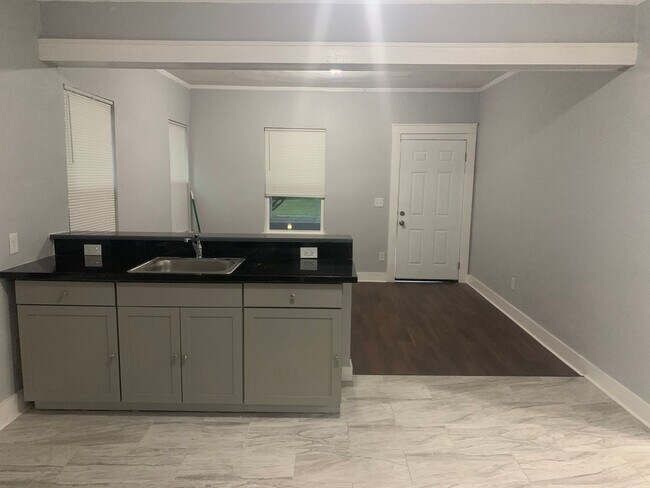 Building Photo - Remodeled Bungalow Ready to Rent $1425