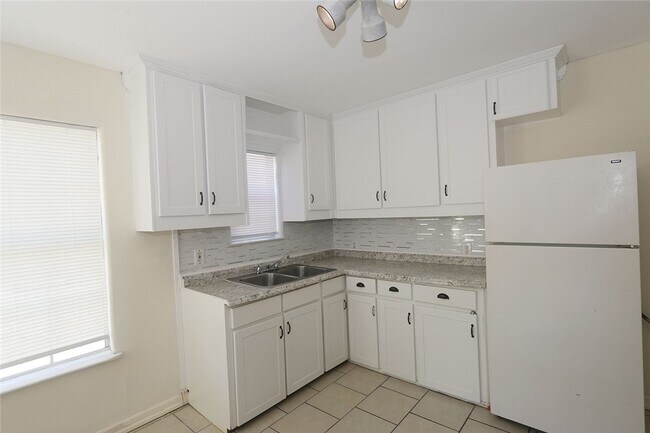 Building Photo - 2927 S Staples St