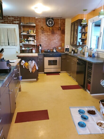 Kitchen - 920 SW Stephenson Ct