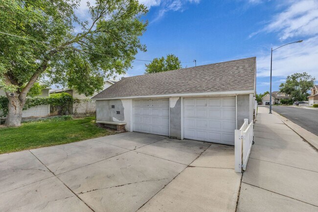 Building Photo - Beautiful and Bright 2 Bedroom 1 Bathroom Home in Murray!!