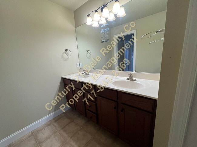 Building Photo - Large Three Bedroom 2.5 Baths in the Stone Gate Commons Association