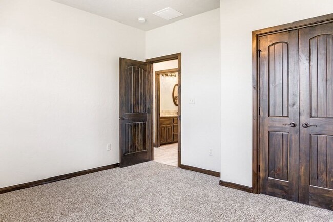 Building Photo - 12230 NE Deer Rdg Dr