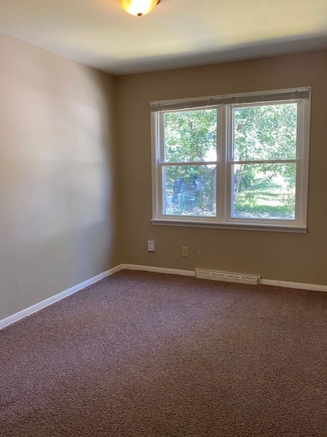 Building Photo - Great Central Location and spacious living...