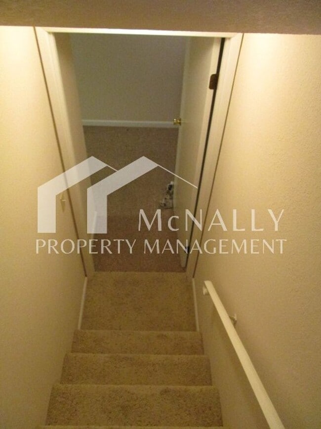 Building Photo - 2 Bedroom, 1.5 Bath Soundview Drive Duplex