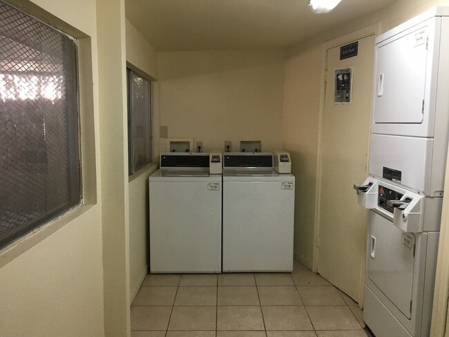 Building Photo - August Prelease : Hyde Park 2 bed/1 bath Condo, New Paint and Updated Bathroom!