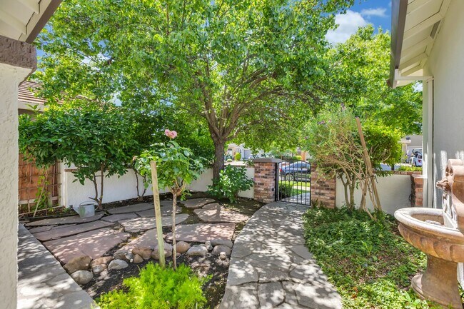 Building Photo - Looks like a model home! 5 Bed 3 Bath Roseville