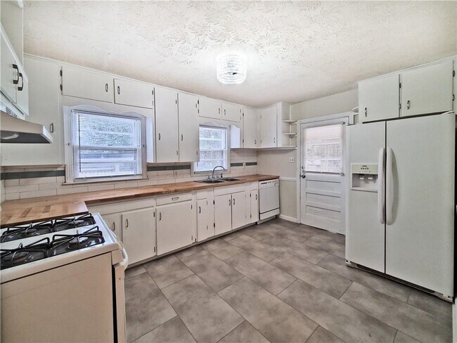 Building Photo - 3018 Grand Ave SW