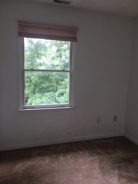 Building Photo - Three Bedroom 1.5 Bath Riverside Townhome ...