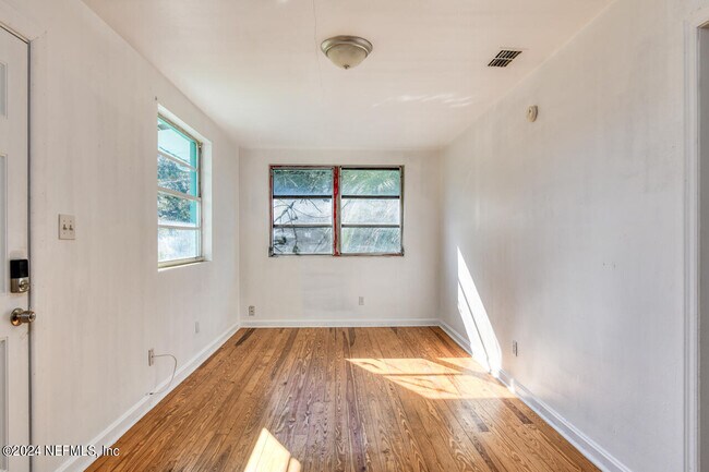Building Photo - 1265 W 26th St