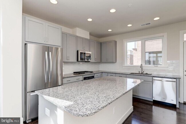 Building Photo - 8051 Tribeca St