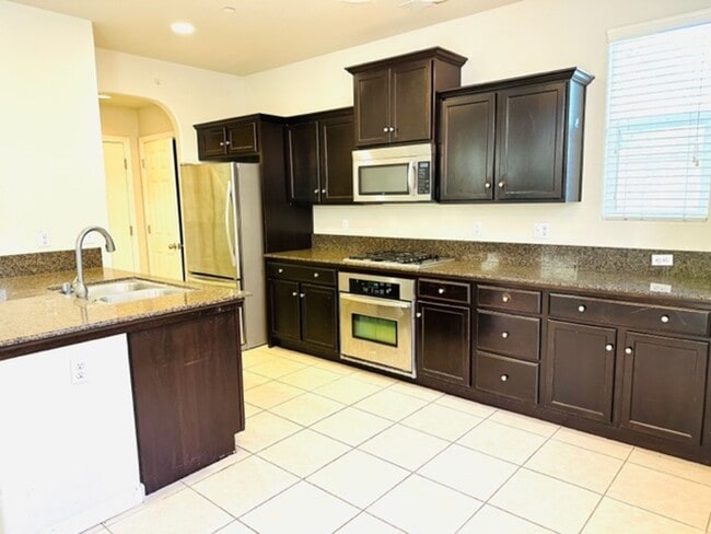 Building Photo - $2,150 Harlan Ranch, 3 bd/ 2.5 bath - N. S...