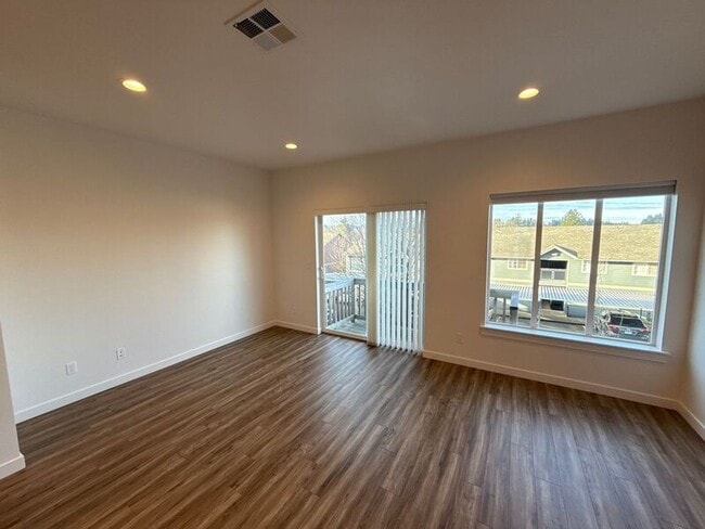 Building Photo - 5913 Blue River Dr SE