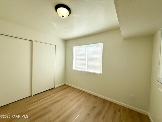 Building Photo - 564 Lincoln Ave