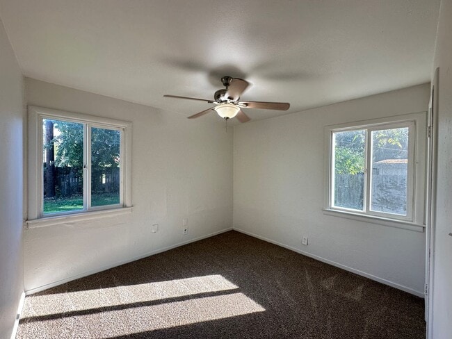 Building Photo - Charming Three Bedroom Near Westfield Park