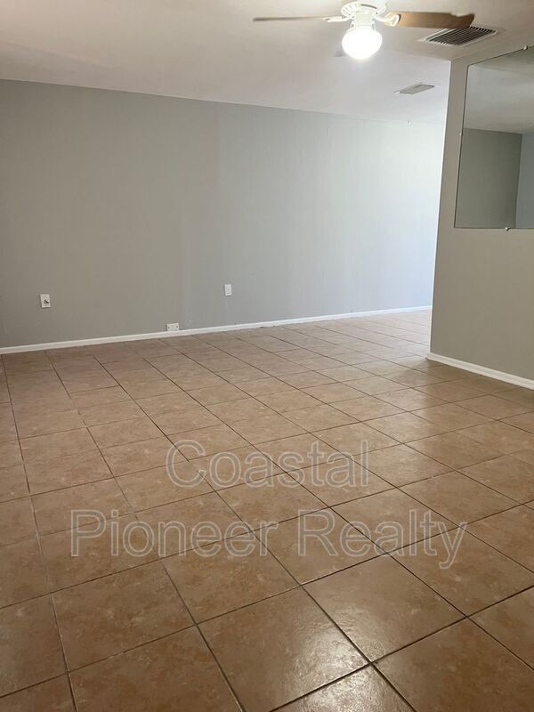 Building Photo - 5825 Elm St