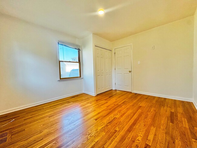 Building Photo - 16 Bonheur Rd