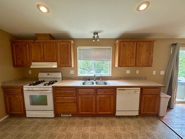 Building Photo - 3 Bedroom 2 Bath nestled in Grass Valley