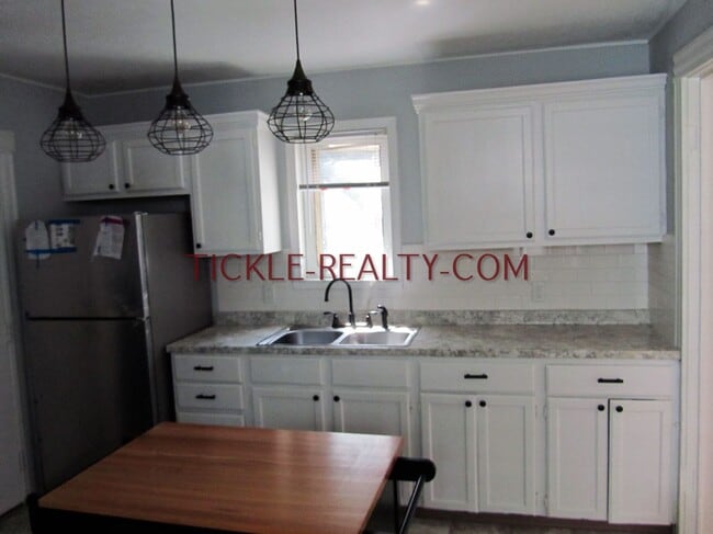 Building Photo - 3 Bedroom Single Family House
