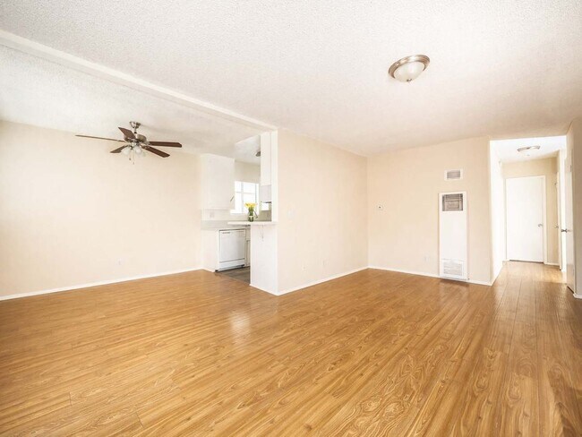 Interior Photo - 5715 Vineland Ave