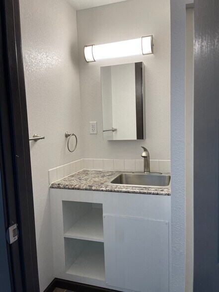 Primary Photo - 30555 US-71