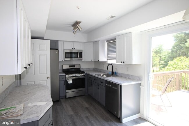 Building Photo - 1632 McNelis Dr