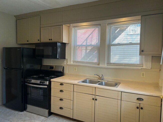 Building Photo - 624 E King St