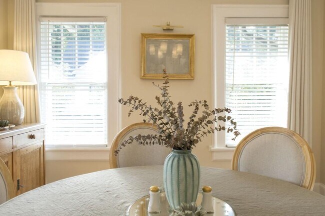 Building Photo - 801 Durant Pl NE