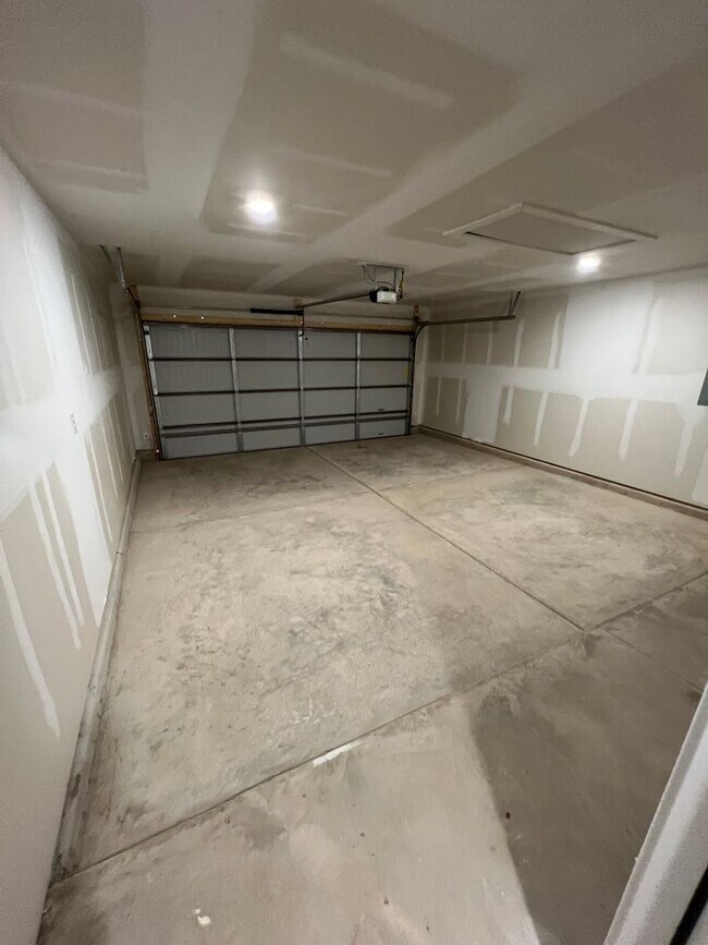 Building Photo - Available Starting in March! 3/2/2 in Bell Farms!