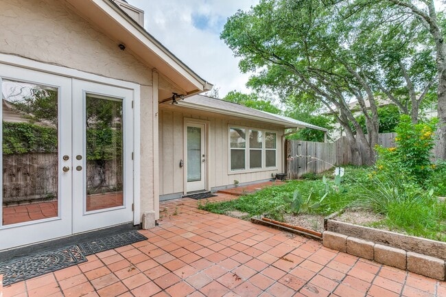 Building Photo - 4-BEDROOM IN BLOSSOM PARK