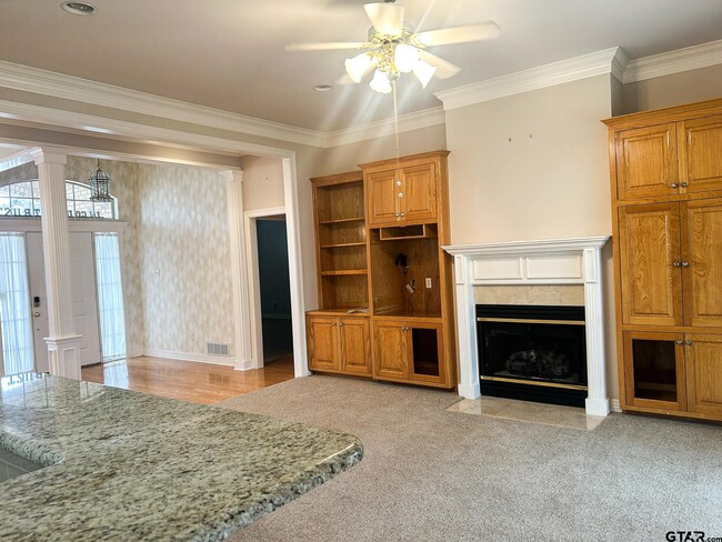 Building Photo - 704 Shiloh Ridge St