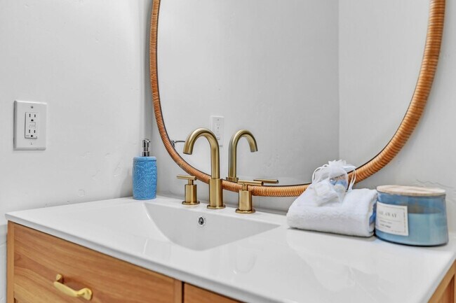 Building Photo - 4585 Saratoga Ave