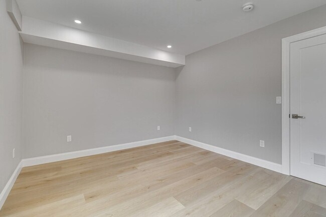 Building Photo - 192 Main St