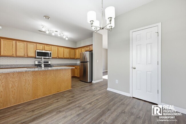 Building Photo - 3 Bedroom End Unit Townhome Near Dorchester and Ladson Road