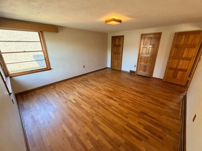 Building Photo - Located in the Historic District! 3+ beds, 1.5 bath, single garage, hardwood floors and MORE!