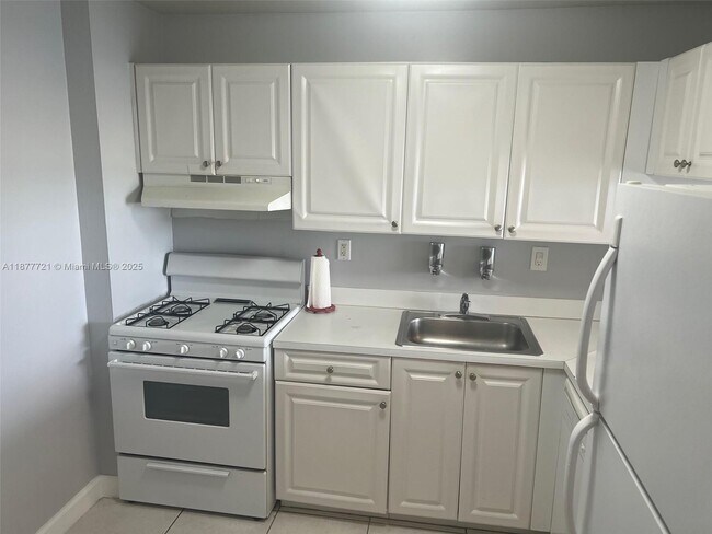 Building Photo - 13120 SW 92nd Ave