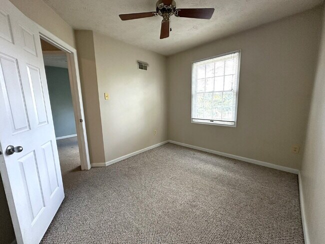 Building Photo - Three Bedroom Townhome in New Market