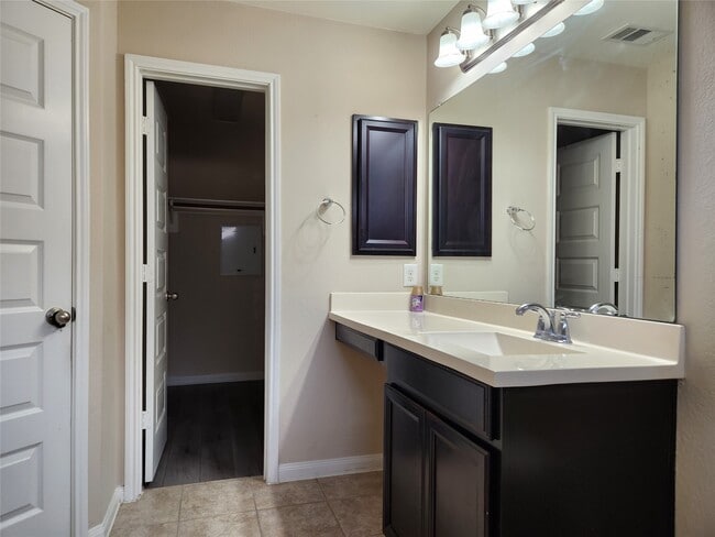 Building Photo - 2411 Village Stone Ct