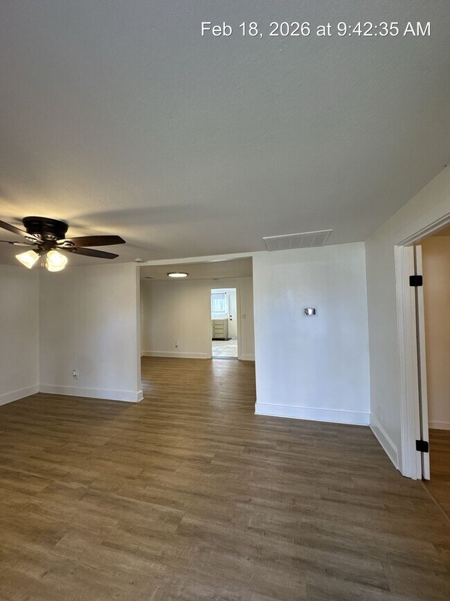 Building Photo - Woodlake Home! Available Now!