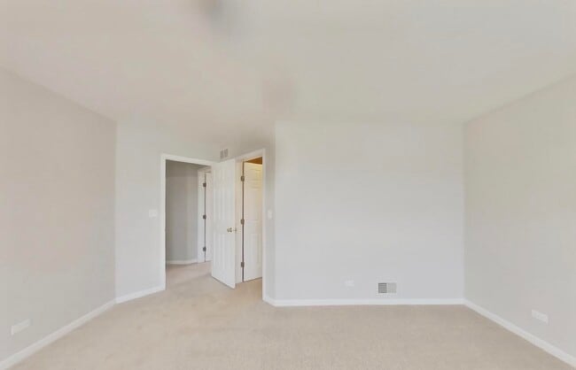 Building Photo - Available And Ready To Move In.