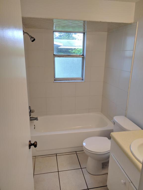 Building Photo - 914 67th Ave W