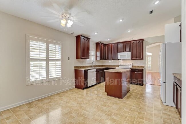 Building Photo - 608 Birchbark Trail