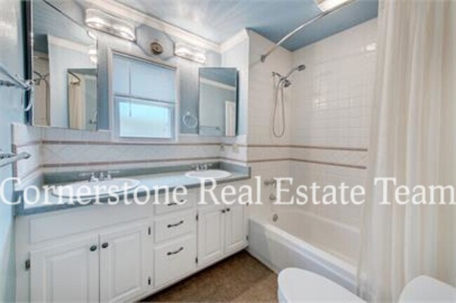 Building Photo - 933 E Cucharras St