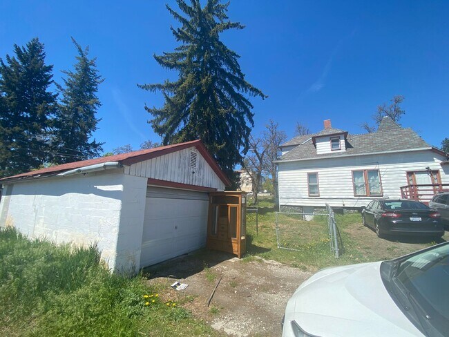 Building Photo - Cheney-Perfect setup for group living—6 bedrooms, 2 kitchens, and plenty of space near campus. Of...
