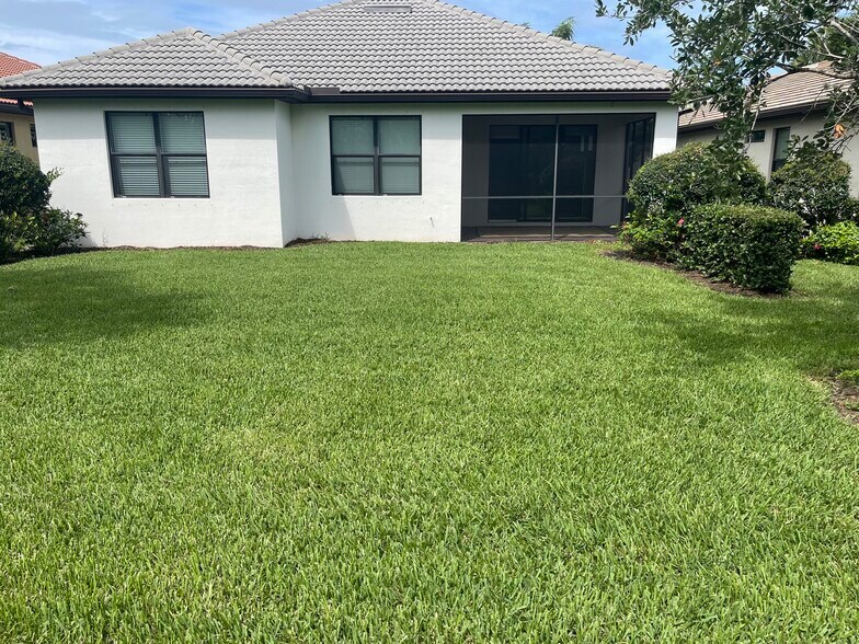 Building Photo - 540 SE Monet Dr