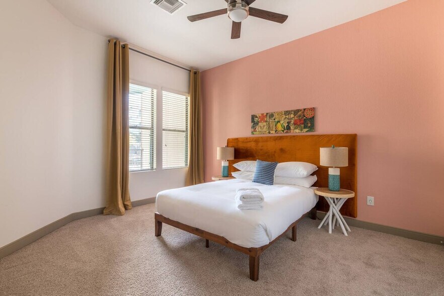 Building Photo - 555 N College Ave