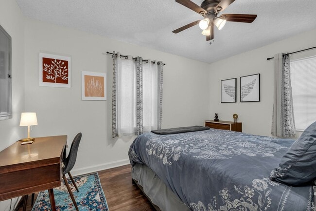 Building Photo - 306-306 Glenwood Cir