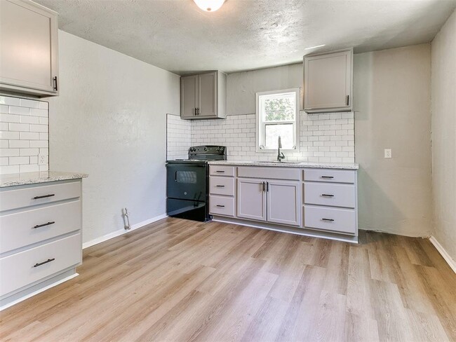 Building Photo - 3220 NE 14th Pl