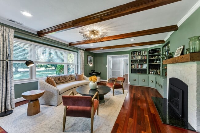 Building Photo - A rare estate-style rental in Thoroughgood