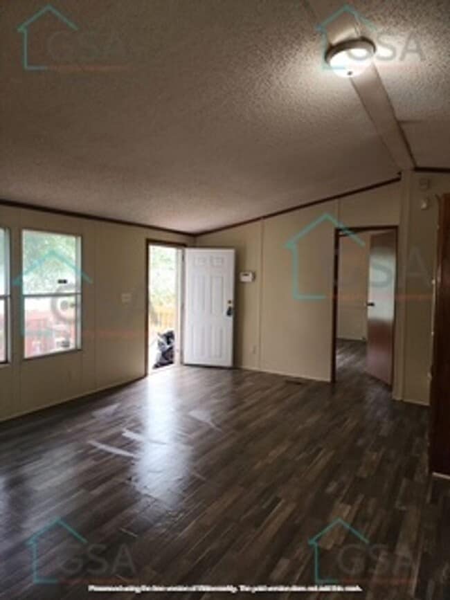 Building Photo - 3 Bedroom Mobile Home Available!